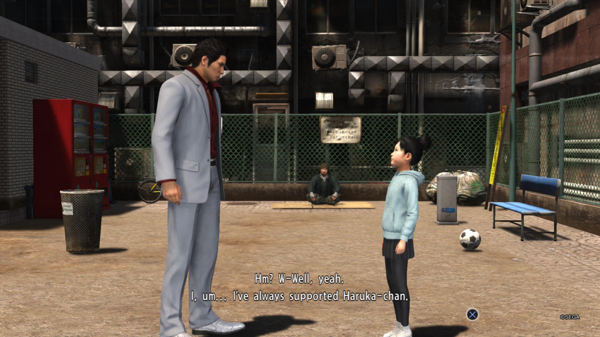Yakuza 6: The Song of Life (PlayStation 4) screenshot: Kiryu-chan is never too busy to help those in need