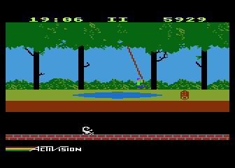 Pitfall! (Atari 8-bit) screenshot: Swinging on a vine