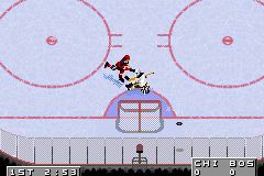 NHL 2002 (Game Boy Advance) screenshot: Great scoring chance, but the shooter misses the net.