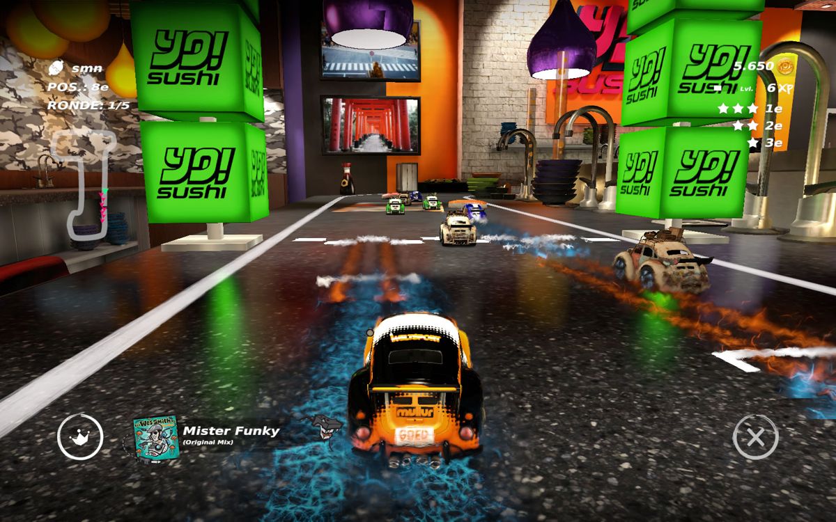 Table Top Racing: World Tour (Windows) screenshot: The start of a race on a track carrying the YO! Sushi license (Dutch version).