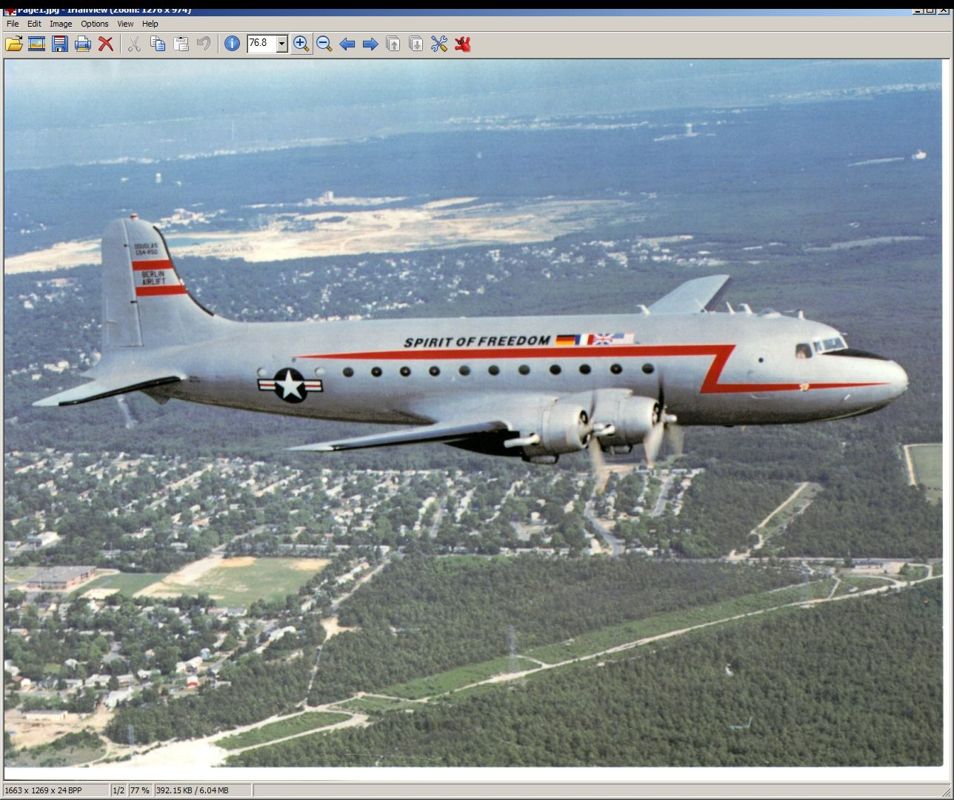 VIP Classic Airliners (Windows) screenshot: There's a picture of the 'Spirit of Freedom' in a special folder on the CD along with some information on the plane. There's more information in the mnaual