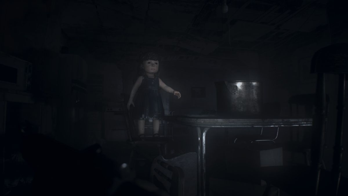 Resident Evil 7: Biohazard (Windows) screenshot: She wasn't there a second ago.