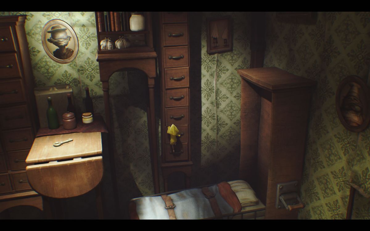 Little Nightmares (Windows) screenshot: Climbing a closet.