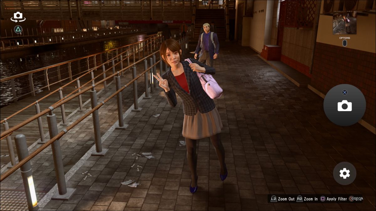 Yakuza: Kiwami 2 (PlayStation 4) screenshot: Some of the people will pose for Kiryu when photographing around town