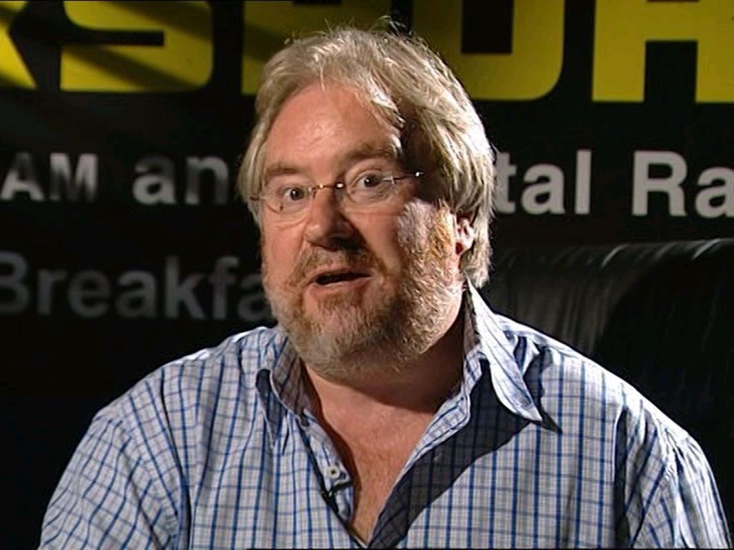 Talksport Interactive Quiz (DVD Player) screenshot: When the introduction ends Mike Parry appears to explain that there's a one player or two team game on the DVD and how each is played