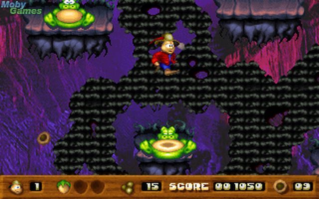 Toffifee: Fantasy Forest (DOS) screenshot: Jumping on a sleeping dragon´s paunch.