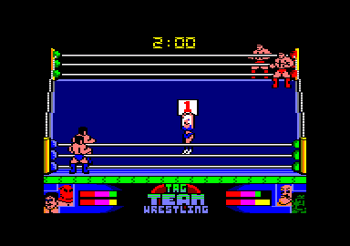 American Tag-Team Wrestling (Amstrad CPC) screenshot: The pretty lady walks out with the round number.