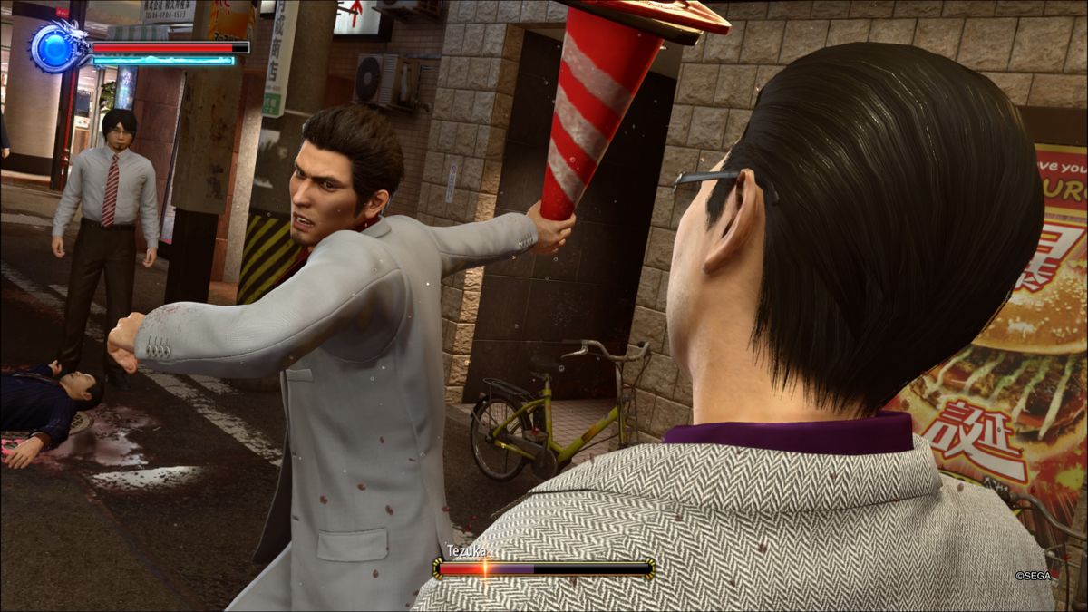 Yakuza: Kiwami 2 (PlayStation 4) screenshot: Teaching some punks a lesson in good manner