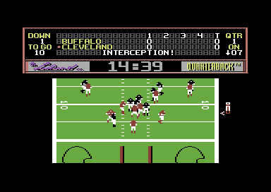 Quarterback (Commodore 64) screenshot: Better throw it.
