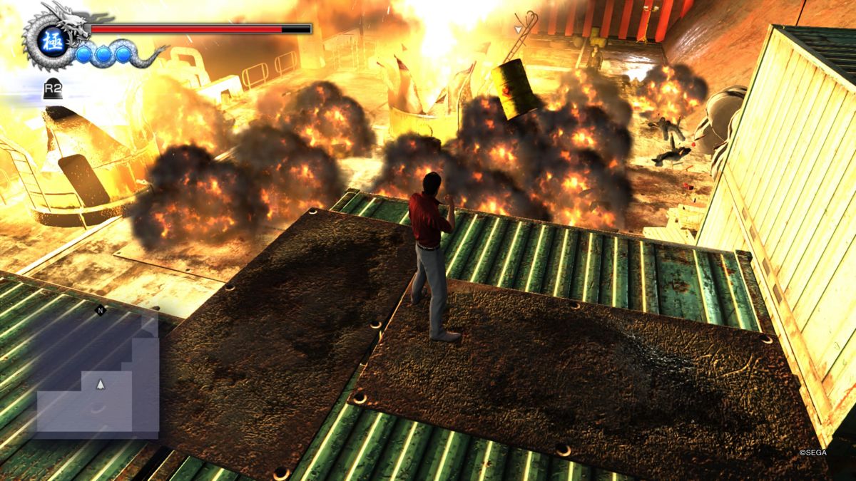 Yakuza 6: The Song of Life (PlayStation 4) screenshot: Throwing explosive barrels is a good way to dispose of large number of foes quickly