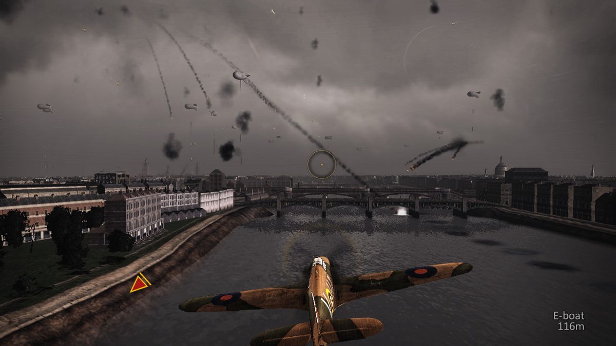 Heroes Over Europe (Xbox 360) screenshot: Flying low along the Thames.