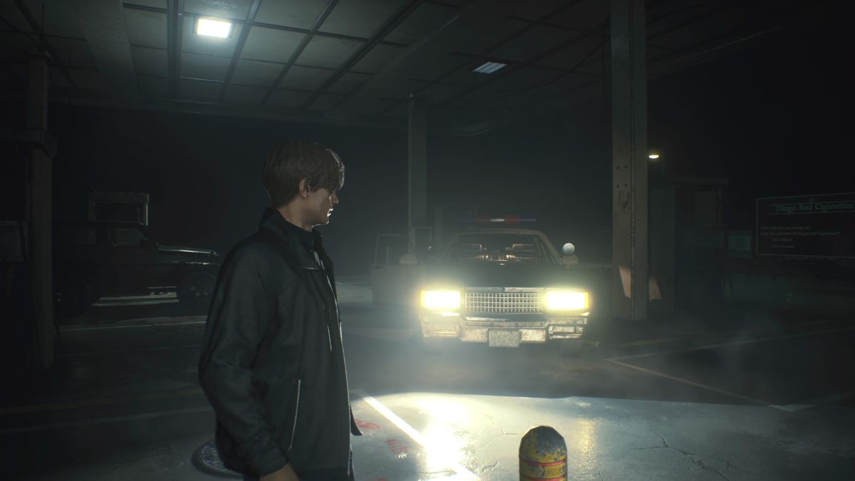 Resident Evil 2 (PlayStation 4) screenshot: Leon arriving at a seamlessly abandoned gas station