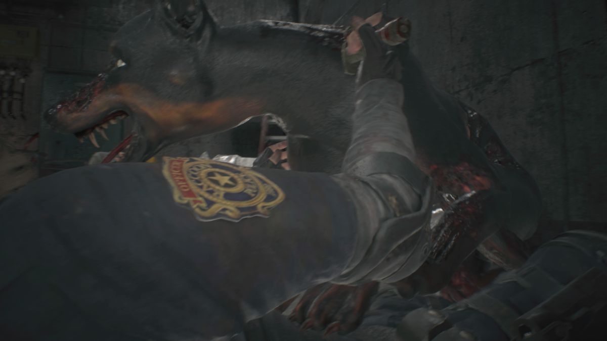 Resident Evil 2 (PlayStation 4) screenshot: Having a knife or a concussion grenade can be used for counter-attack when an enemy grabs you