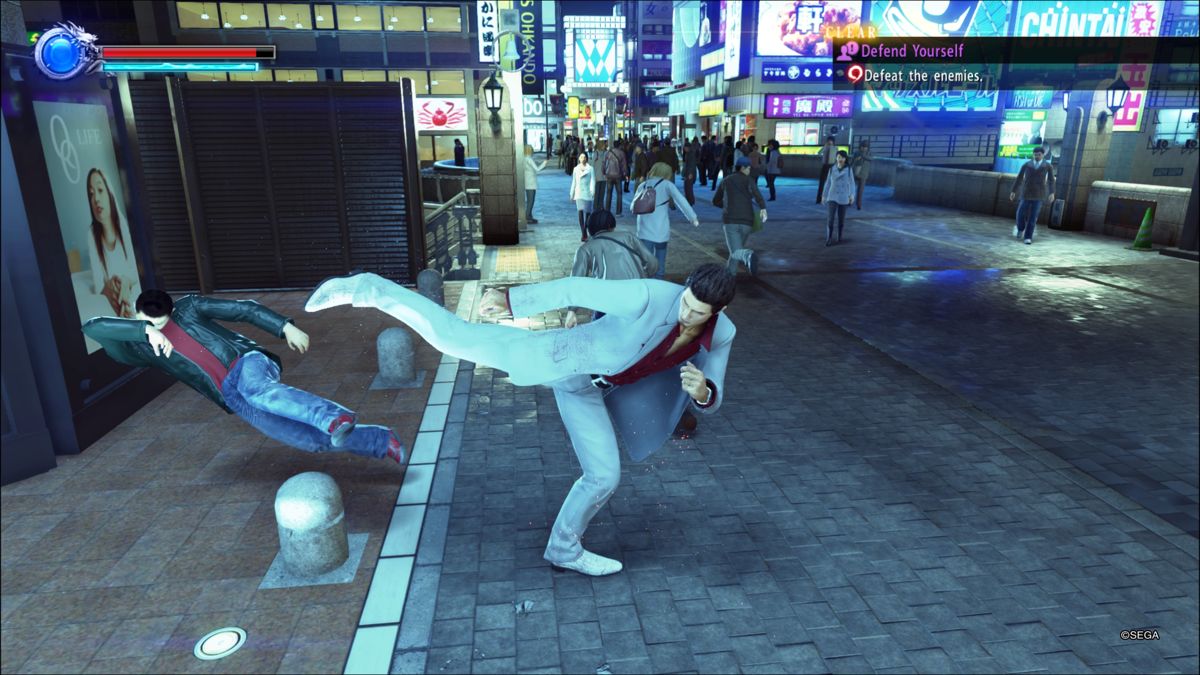 Yakuza: Kiwami 2 (PlayStation 4) screenshot: Taking out the last enemy in the battle activates slow-motion and adds blue screen filter