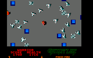 Gauntlet (Amstrad CPC) screenshot: Uh oh, I'm surrounded!