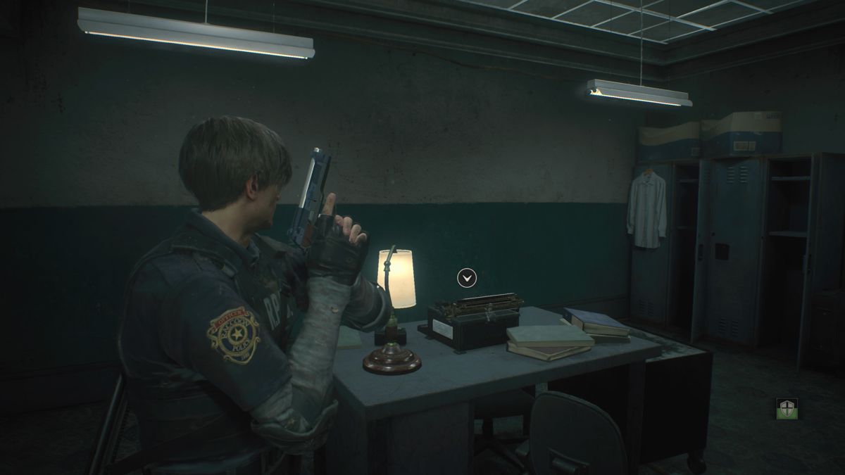 Resident Evil 2 (PlayStation 4) screenshot: Profile view of Leon holding one of the bonus Samurai Edge handguns