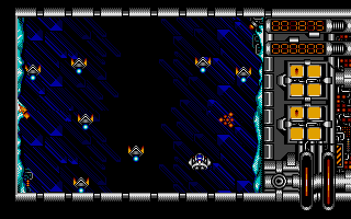 Outlands (Atari ST) screenshot: Fighting through huge attacks