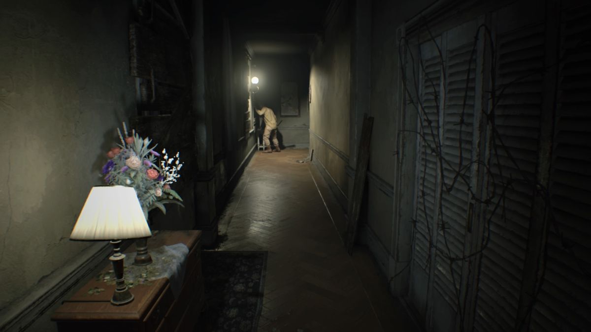 Resident Evil 7: Biohazard (PlayStation 4) screenshot: Oops, not that way... he didn't see me just yet