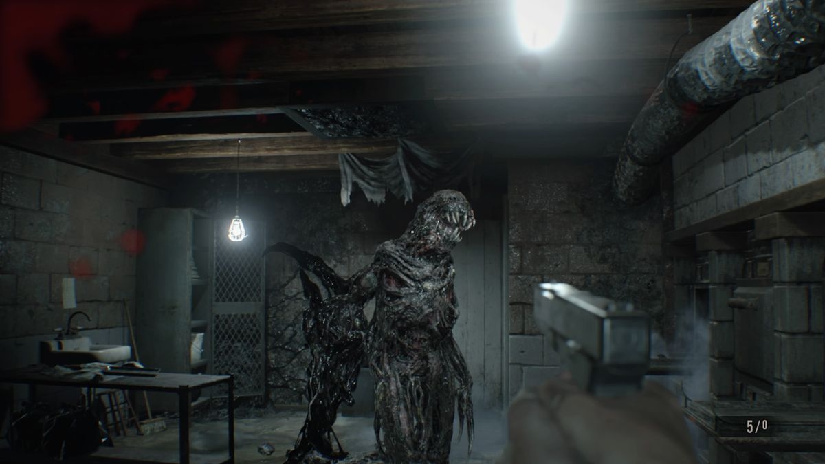Resident Evil 7: Biohazard (PlayStation 4) screenshot: With these guys you gotta aim for the head