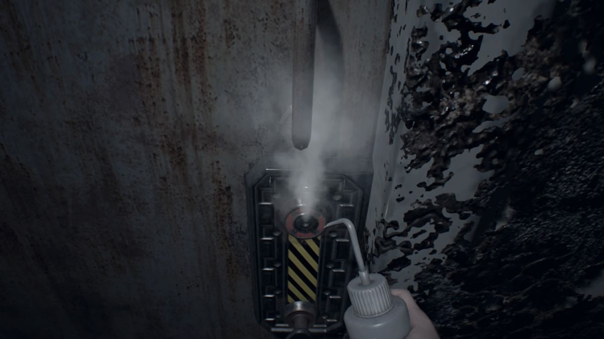 Resident Evil 7: Biohazard (PlayStation 4) screenshot: Breaking open the lock with an acid