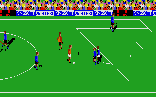 Soccer King (Atari ST) screenshot: Running through the midfield