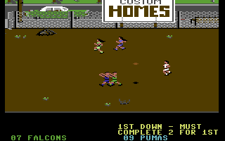 Street Sports Football (Commodore 64) screenshot: Field 2 - The ball is flying through the air.