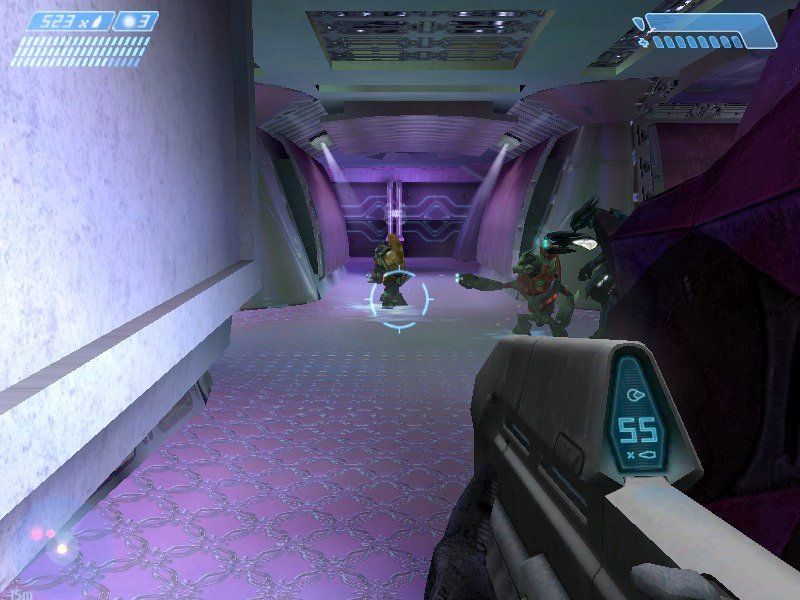 Halo: Combat Evolved (Windows) screenshot: It's hard to take the Covenant seriously when the interiors of their battle cruisers are decorated in lavender.
