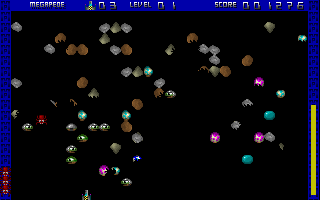 Megapede (DOS) screenshot: Upon reaching the bottom of the screen, the snake gains armor and begins moving upward. (v2.0)