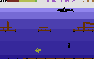Shark (Commodore 16, Plus/4) screenshot: Avoid the fish.