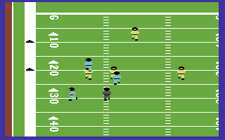 On-Field Football (Commodore 64) screenshot: Looking to throw the ball.