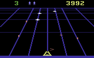 Beamrider (Commodore 64) screenshot: Shooting flying saucers