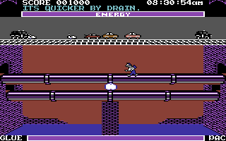 Roland's Ratrace (Commodore 64) screenshot: Walking across the pipes.