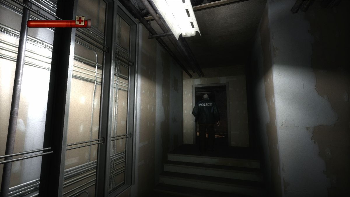 Condemned: Criminal Origins (Xbox 360) screenshot: Exploring the building of a crime scene