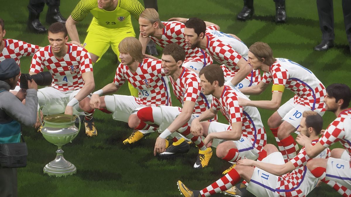 PES 2018: Pro Evolution Soccer (PlayStation 4) screenshot: Winning the International Cup team photo
