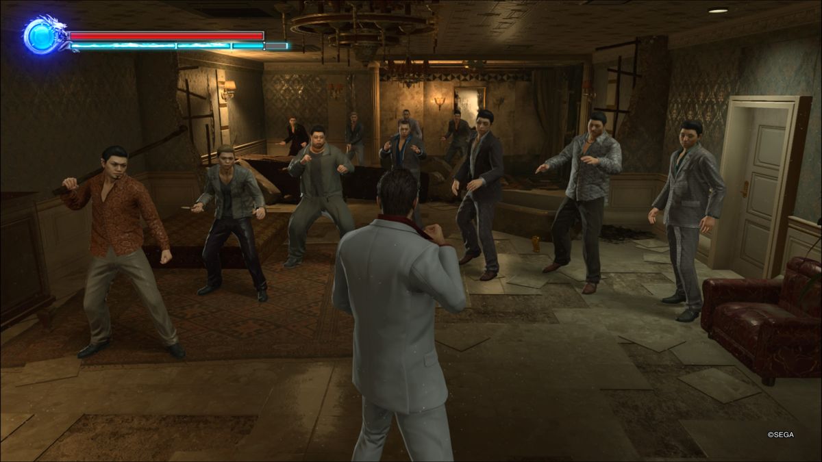 Yakuza: Kiwami 2 (PlayStation 4) screenshot: Surrounded and outnumbered just means a good workout for the Dragon of Dojima