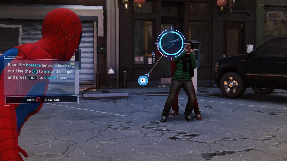 Marvel Spider-Man (PlayStation 4) screenshot: Disarming the enemy who's holding a hostage at gunpoint