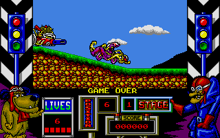 Wacky Races (Atari ST) screenshot: Level 1: car race with platform jumping