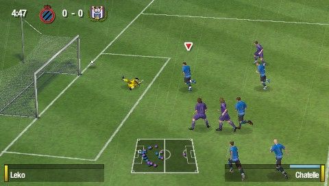 FIFA Soccer 09 (PSP) screenshot: A scoring attempt