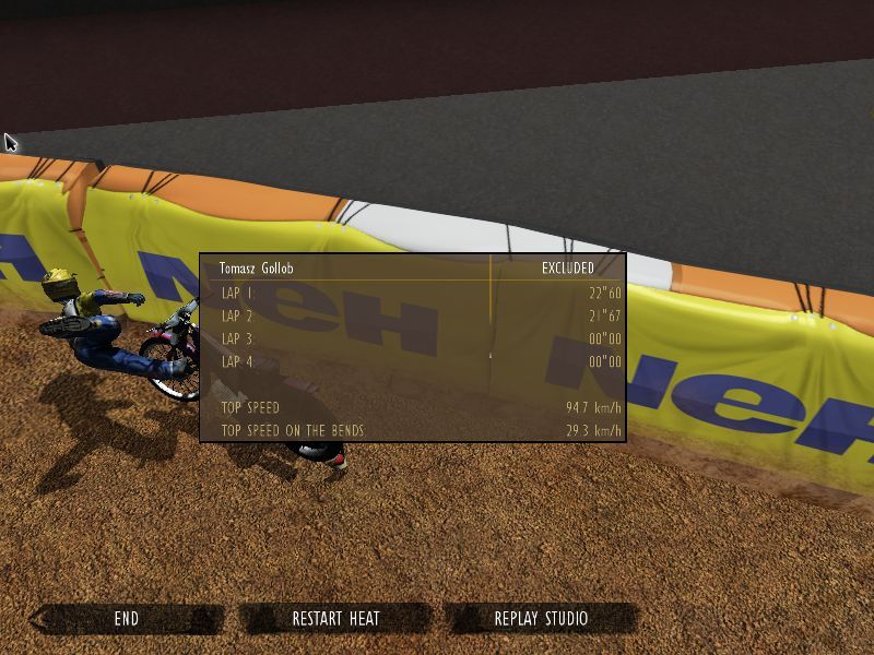 FIM Speedway Grand Prix 4 (Windows) screenshot: Single player: Training mode<br>The inevitable crash. Rider injuries are one of the game configuration options that can be toggled on/off